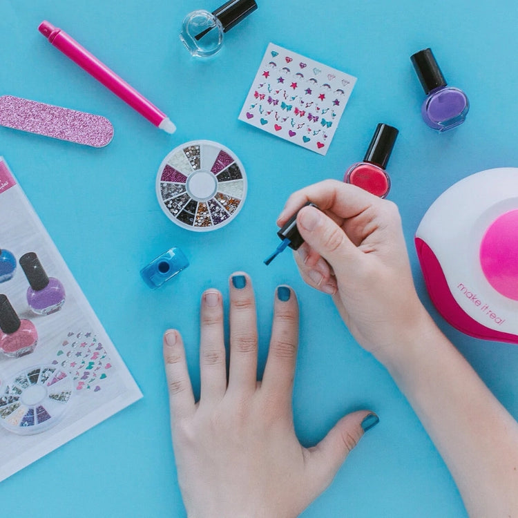 https://cdn.shopify.com/s/files/1/0765/0338/4338/files/Glitter Dream Nail Spa- 9 Pcs